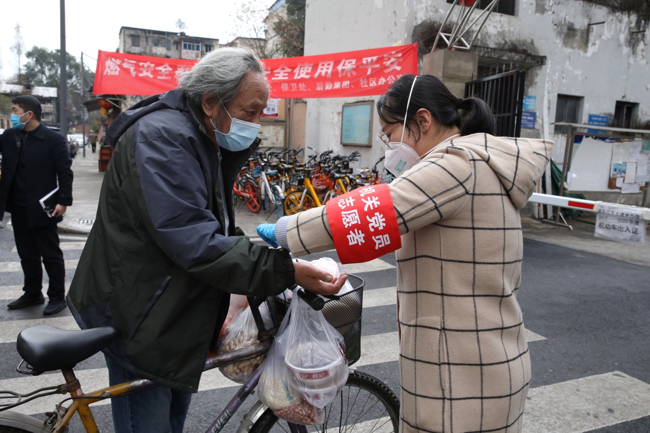 深入一线共战疫情我校党员志愿者先锋队在行动