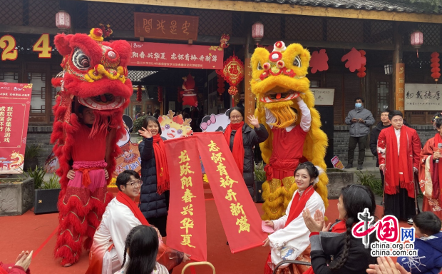 中國網離家千里濃濃年味四川大學留校學子歡樂迎新春