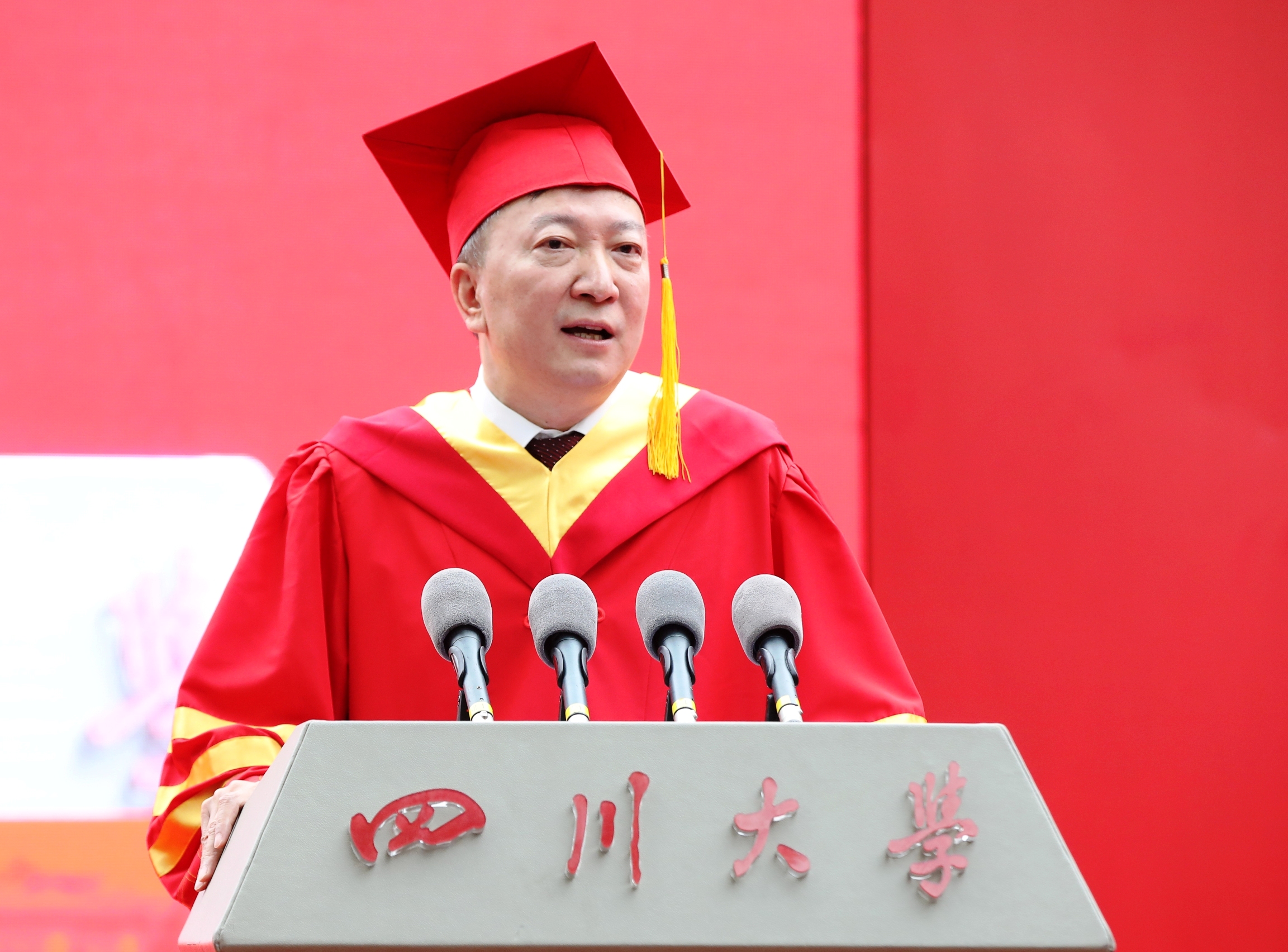 如何在复杂的世界中把握自己的未来—校长李言荣在四川大学2020届